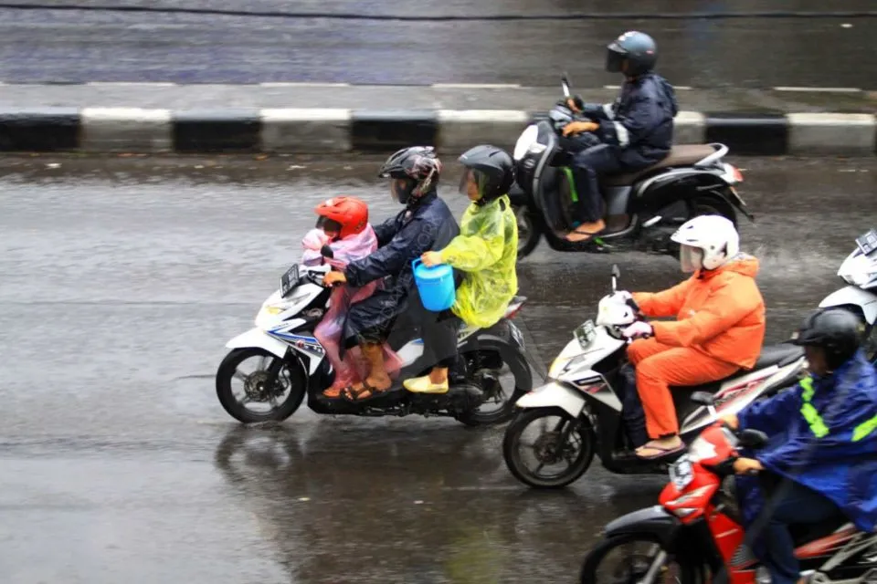 Nostalgia Serunya Masa Kecil Bonceng Motor Bapak Pakai Mantel. Pengalaman Paling Asyik! 10