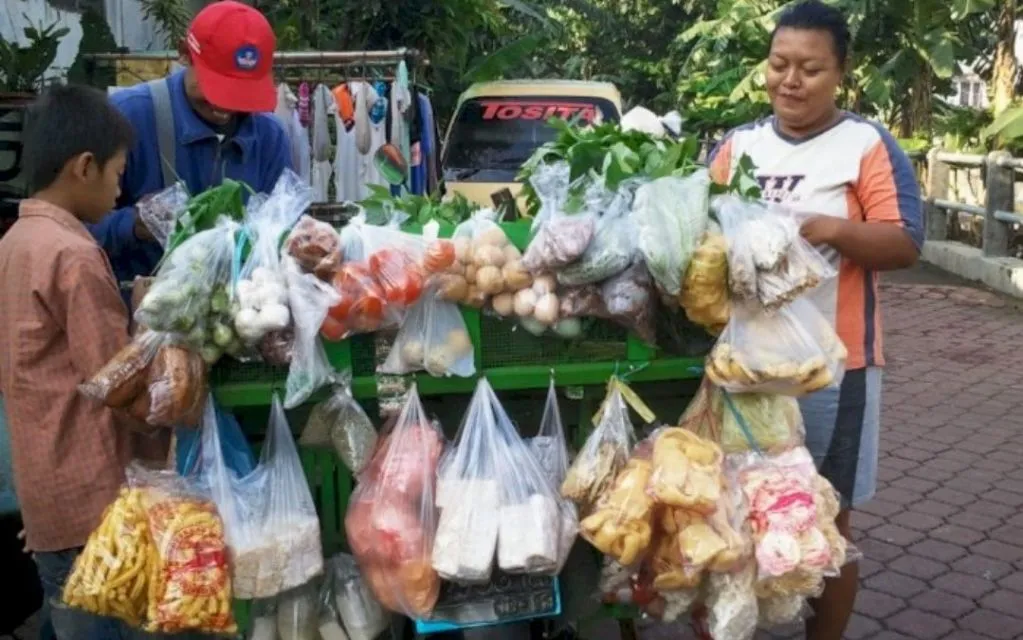 Permasalahan Absurd yang Kerap Terjadi pada Tukang Sayur Keliling. Sabar~ 9