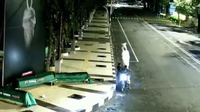 Serba-Serbi Kejadian Kocak Selama PPKM Berlangsung. Nggak Paham Lagi, Sampai Ada Maling Pocong! 8