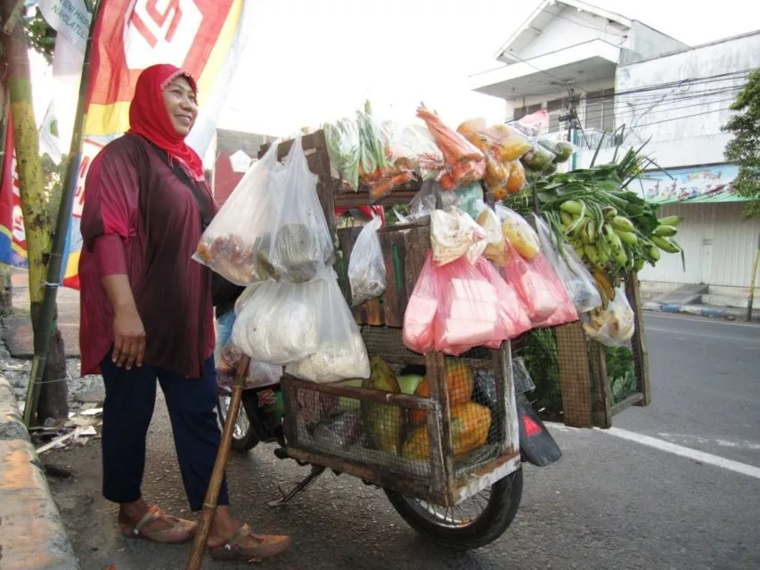 Permasalahan Absurd yang Kerap Terjadi pada Tukang Sayur Keliling. Sabar~ 7