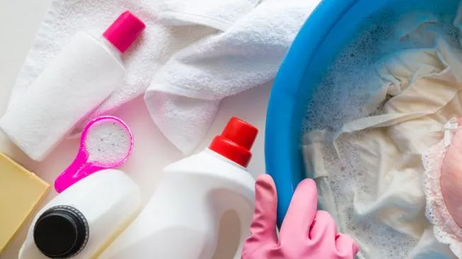 8 Cara Menghilangkan Noda Luntur pada Pakaian Putih dan Berwarna 13 Cara menghilangkan noda luntur pada baju putih dengan vanish