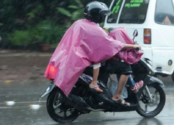 Nostalgia Serunya Masa Kecil Bonceng Motor Bapak Pakai Mantel. Pengalaman Paling Asyik! 6