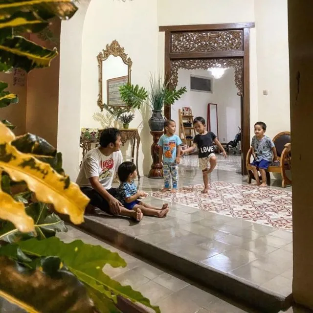 11 Rumah Artis dengan Desain Tradisional. Tampilannya Hangat dan Estetik 13