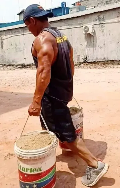Keistimewaan Jadi Kuli Bangunan, Nggak Perlu Fitness Badannya Udah Auto Keren. Ini Buktinya~ 22