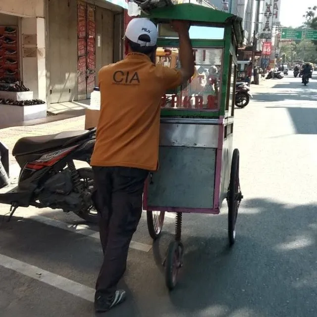 Kamu Pernah Ketemu dengan Pedagang yang Pakai 11 Kaus Desain Kocak Begini Nggak? :D 17