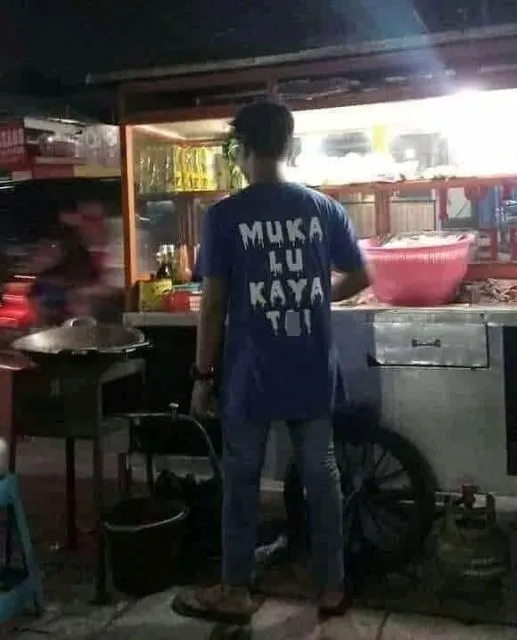 Kamu Pernah Ketemu dengan Pedagang yang Pakai 11 Kaus Desain Kocak Begini Nggak? :D 15