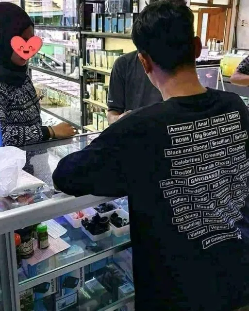Kamu Pernah Ketemu dengan Pedagang yang Pakai 11 Kaus Desain Kocak Begini Nggak? :D 20