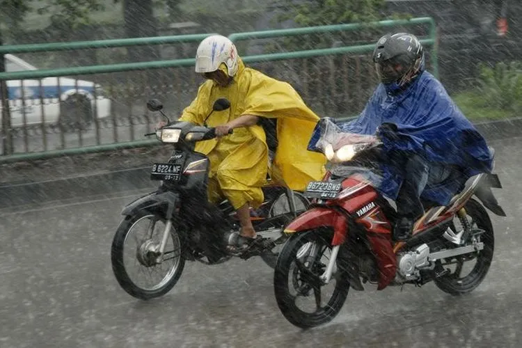 Nostalgia Serunya Masa Kecil Bonceng Motor Bapak Pakai Mantel. Pengalaman Paling Asyik! 9