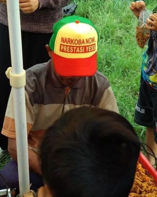 Kamu Pernah Ketemu dengan Pedagang yang Pakai 11 Kaus Desain Kocak Begini Nggak? :D 16