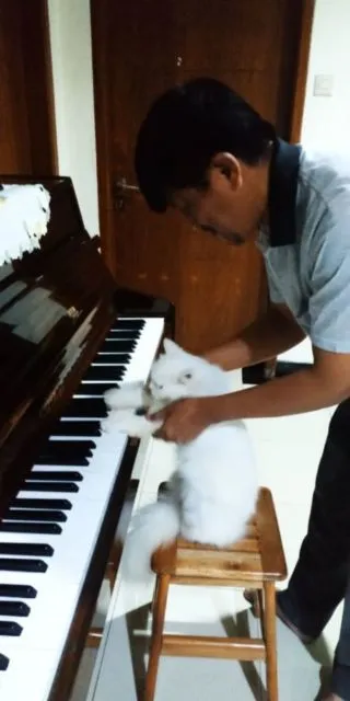 11 Potret Bapak Lebih Sayang sama Kucing daripada Anak Sendiri. Susah Kalau Udah Begini mah :D 16