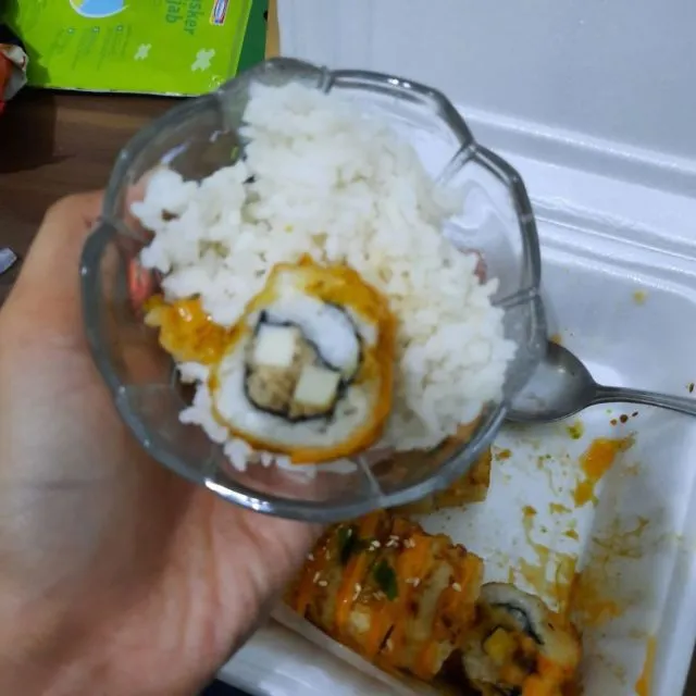 Nggak Cuma Indomie, Ternyata Sushi juga Bisa Kena Penistaan Makanan. Ini 11 Buktinya! 12