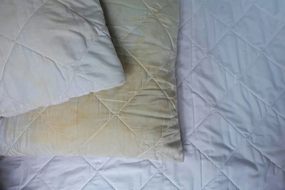 5 Cara Menghilangkan Noda di Bantal Bekas Ompol dan Iler. Bersih Tuntas! 7