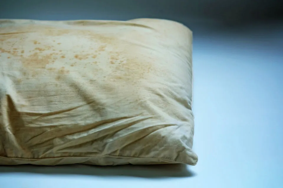 5 Cara Menghilangkan Noda di Bantal Bekas Ompol dan Iler. Bersih Tuntas! 8