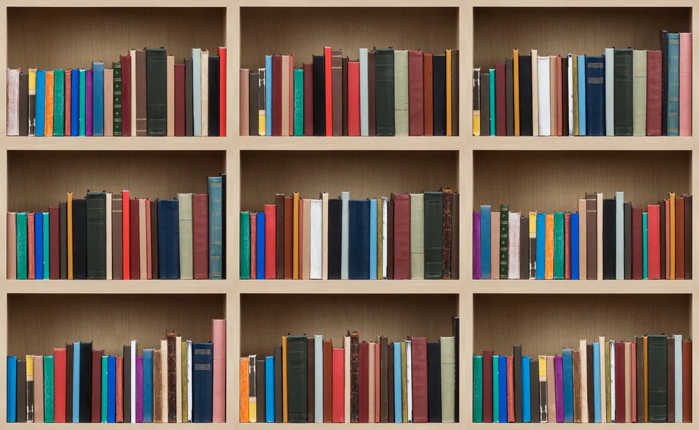 5 Cara Membuat Rak Buku DIY dari Barang Bekas. Nggak Berantakan Lagi! 10