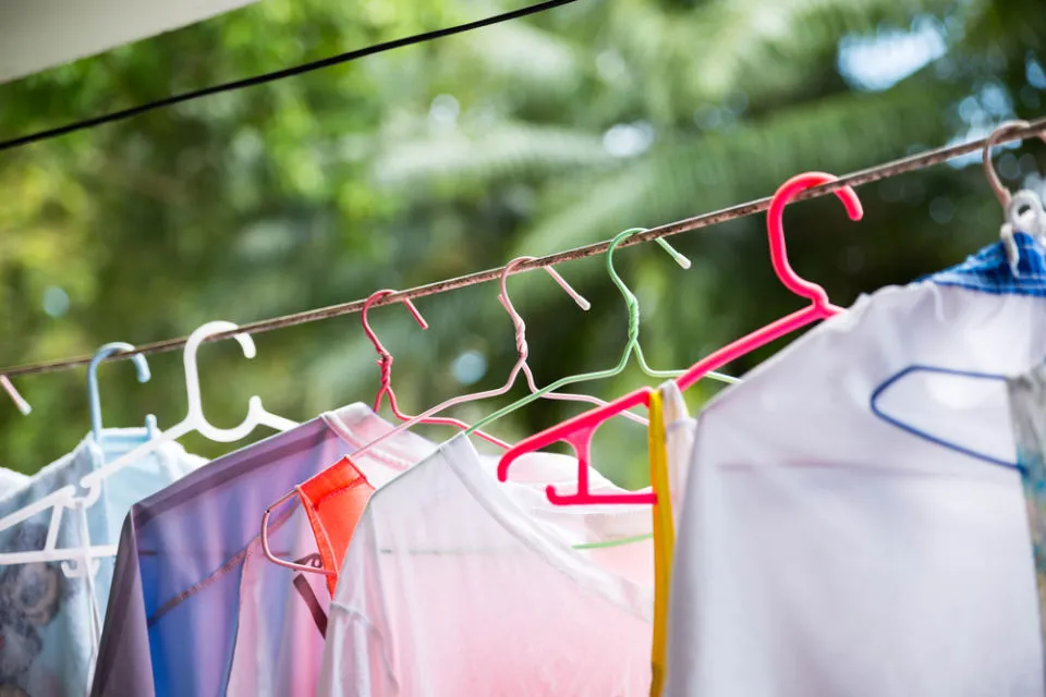 6 Cara Mencuci Baju Thrift yang Benar. Bebas Kuman, Warna Tetap Aman! 11 cara mencuci baju awul-awul