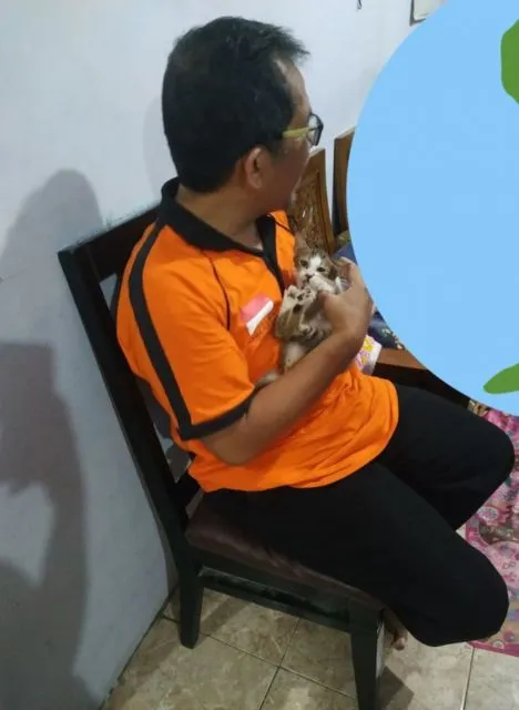 11 Potret Bapak Lebih Sayang sama Kucing daripada Anak Sendiri. Susah Kalau Udah Begini mah :D 12