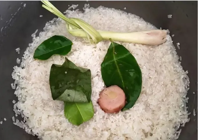 6 Cara Membuat Nasi Uduk yang Gurih dan Tidak Lengket Pakai Rice Cooker 8 cara membuat nasi uduk enak dengan rice cooker