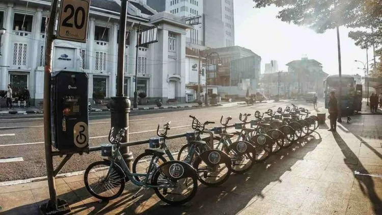 #DestinasiHipwee – 6 Kegiatan Berwisata Keliling Jalan Asia Afrika, Murah Tapi Memorable!