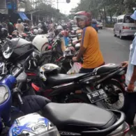 Menebak Alasan Logis Kenapa Tukang Parkir Sering Menghilang, Misterius!