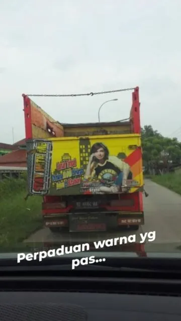 11 Potret Najwa Shihab di Belakang Truk ini Bikin Gagal Fokus. Ternyata Memang Banyak Penggemarnya~ 12