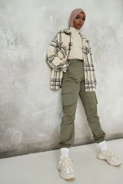8 Inspirasi OOTD Cargo Pants. Cocok Buat yang yang Suka Gaya Tomboi dan Sporty~ 16
