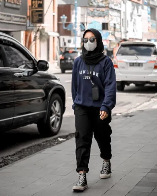 8 Inspirasi OOTD Cargo Pants. Cocok Buat yang yang Suka Gaya Tomboi dan Sporty~ 10