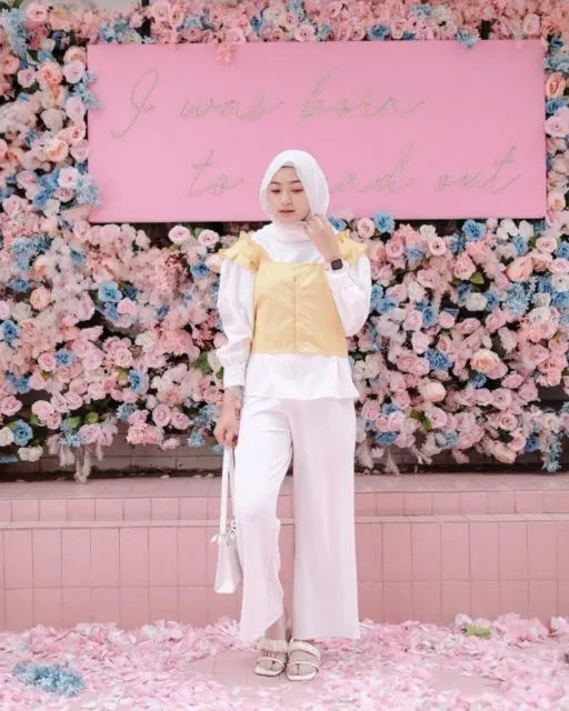 No Lebay, 9 Padu Padan Crop Tank Top ala Para Seleb ini Bisa Banget Jadi Ide Gemas Kamu 13
