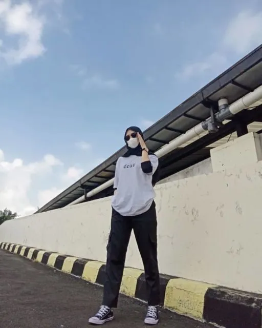 8 Inspirasi OOTD Cargo Pants. Cocok Buat yang yang Suka Gaya Tomboi dan Sporty~ 11