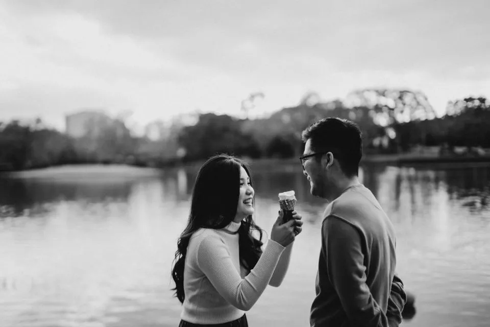 16 Ide Pre-Wedding dengan Latar Danau yang Bikin Fotomu Makin Syahdu. Uww, Manisnya~ 30