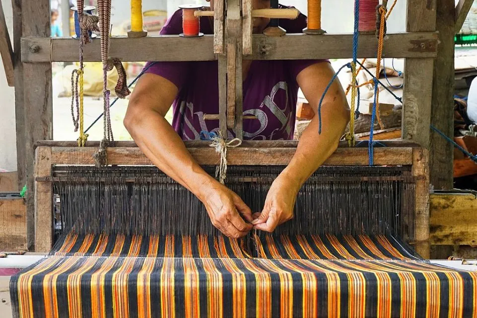 Selain Batik yang Kamu Kenal, 5 Kain Tradisional Indonesia ini Juga Tak Kalah Indahnya. Punya? 9