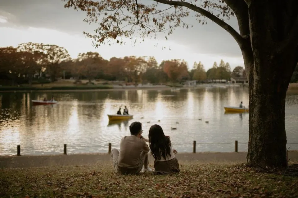 16 Ide Pre-Wedding dengan Latar Danau yang Bikin Fotomu Makin Syahdu. Uww, Manisnya~ 17