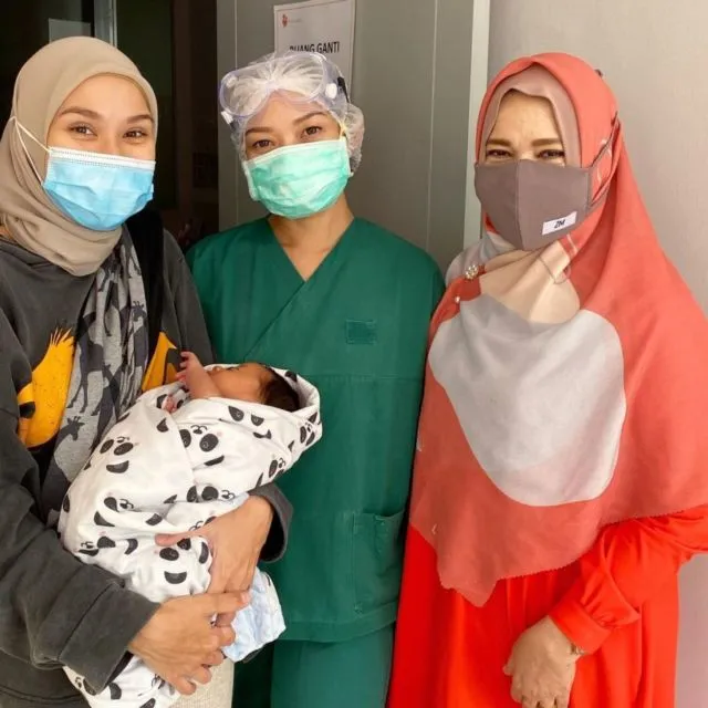 Cerita para Selebriti Tanah Air Soal Sunat Dini Anak Mereka. Apa Ya Alasannya? 6