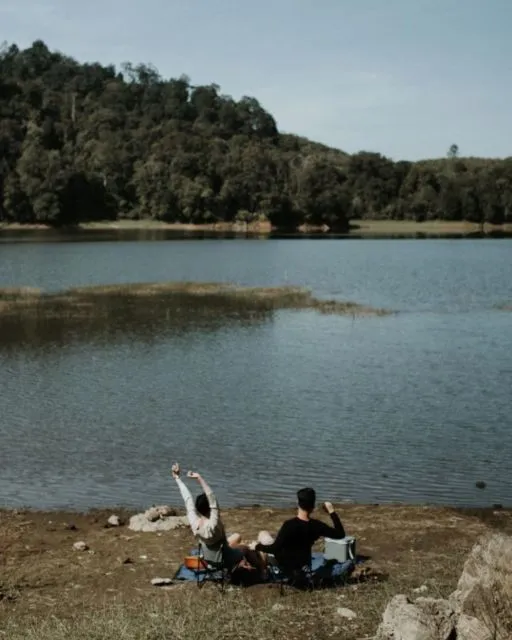 16 Ide Pre-Wedding dengan Latar Danau yang Bikin Fotomu Makin Syahdu. Uww, Manisnya~ 27