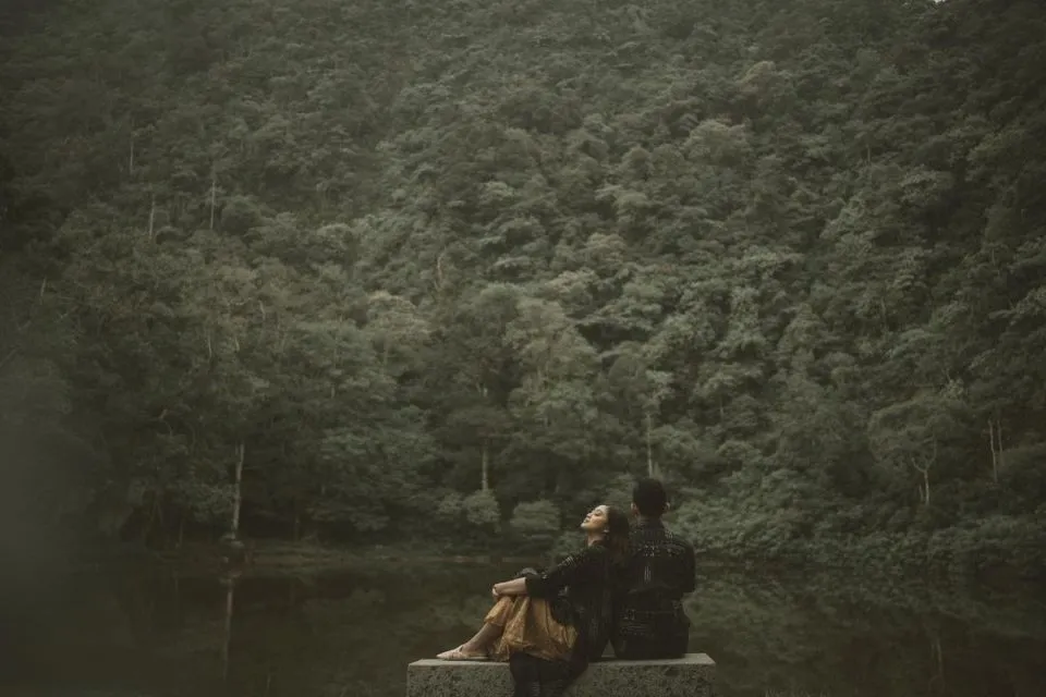 16 Ide Pre-Wedding dengan Latar Danau yang Bikin Fotomu Makin Syahdu. Uww, Manisnya~ 32