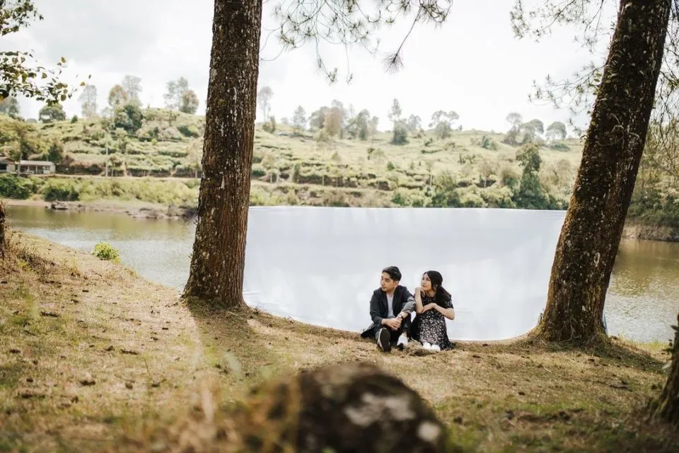 16 Ide Pre-Wedding dengan Latar Danau yang Bikin Fotomu Makin Syahdu. Uww, Manisnya~ 24