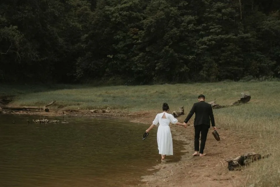 16 Ide Pre-Wedding dengan Latar Danau yang Bikin Fotomu Makin Syahdu. Uww, Manisnya~ 20