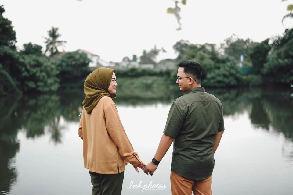16 Ide Pre-Wedding dengan Latar Danau yang Bikin Fotomu Makin Syahdu. Uww, Manisnya~ 19