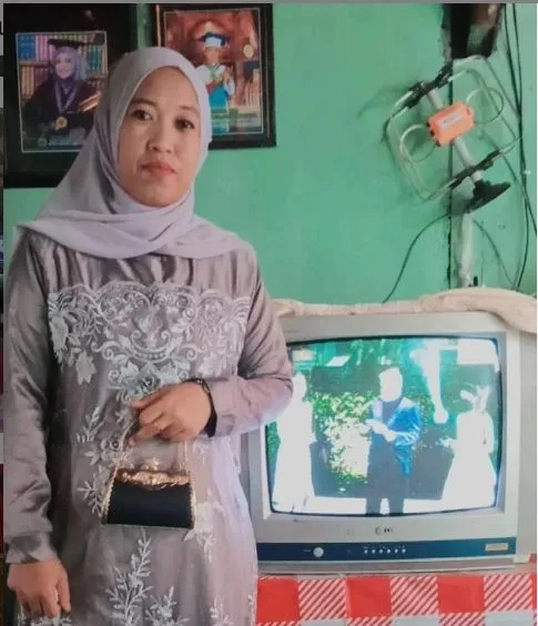 10 Aksi Fans Tonton Acara Pernikahan Lesty Kejora dan Rizky Billar. Bak Kondangan Beneran! 15