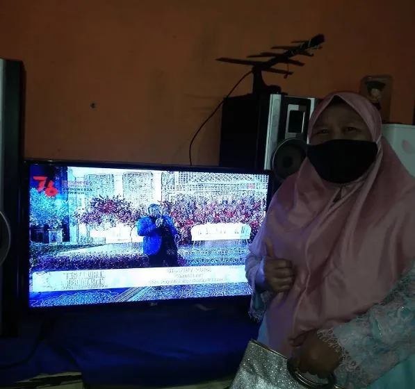 10 Aksi Fans Tonton Acara Pernikahan Lesty Kejora dan Rizky Billar. Bak Kondangan Beneran! 14