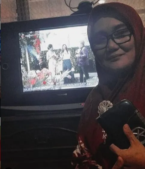 10 Aksi Fans Tonton Acara Pernikahan Lesty Kejora dan Rizky Billar. Bak Kondangan Beneran! 17