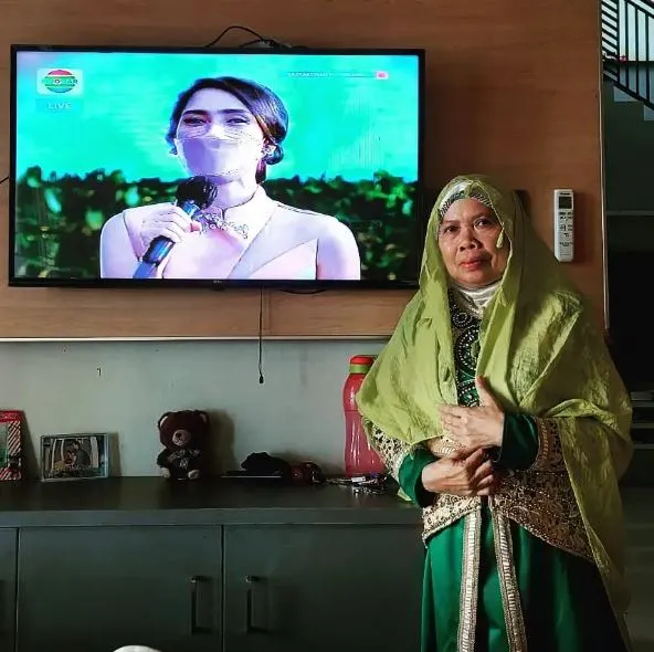 10 Aksi Fans Tonton Acara Pernikahan Lesty Kejora dan Rizky Billar. Bak Kondangan Beneran! 18