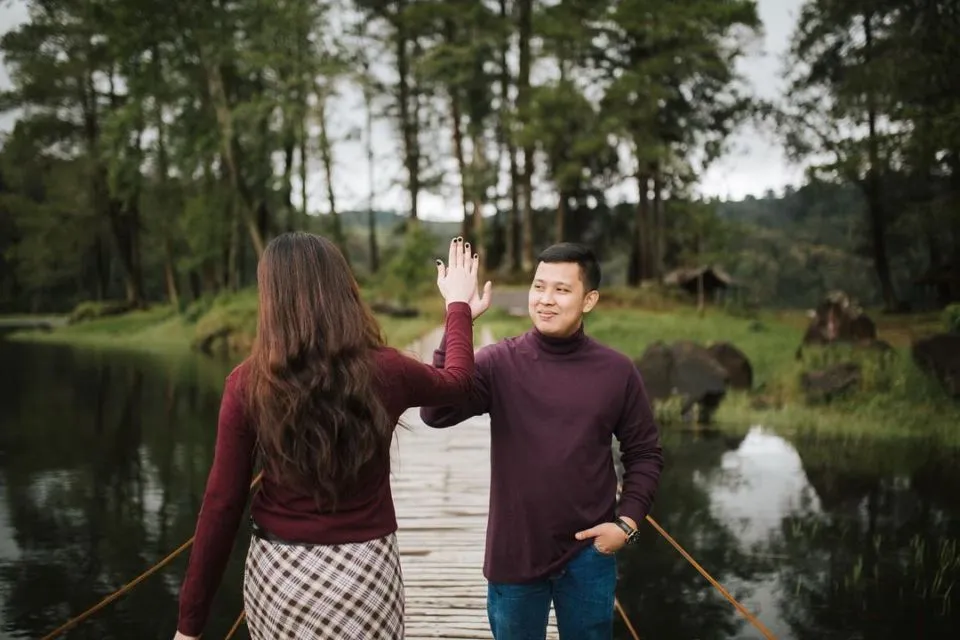 16 Ide Pre-Wedding dengan Latar Danau yang Bikin Fotomu Makin Syahdu. Uww, Manisnya~ 23