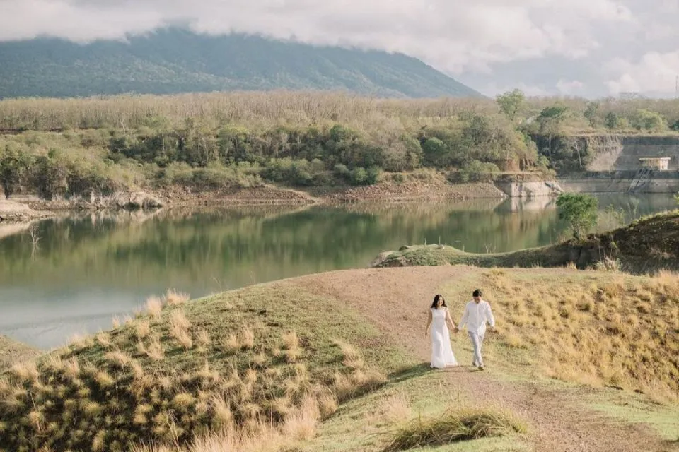 16 Ide Pre-Wedding dengan Latar Danau yang Bikin Fotomu Makin Syahdu. Uww, Manisnya~ 21