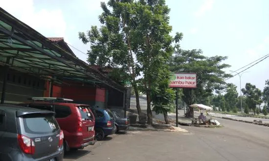 Cara Membedakan Tempat Makan Enak, Murah, dan Mahal Tanpa Lihat Harga. Valid! 12 Mobil Avanza di tempat makan