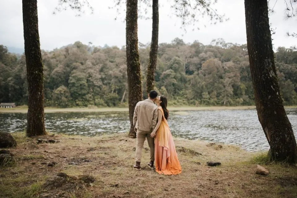 16 Ide Pre-Wedding dengan Latar Danau yang Bikin Fotomu Makin Syahdu. Uww, Manisnya~ 22