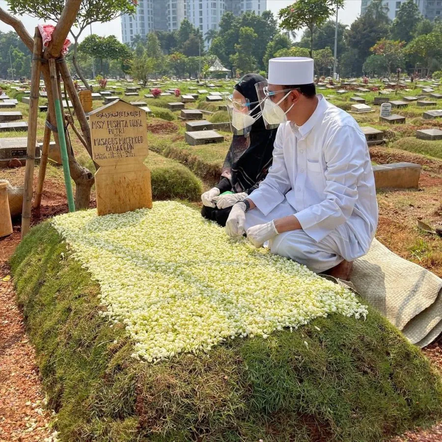 Rasakan Duka Mendalam, 11 Artis ini Kehilangan Orang Tua Akibat Pandemi Covid-19 14