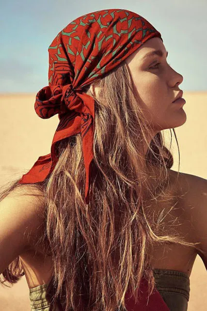 7 Kreasi Aksesori Rambut yang Gemas dari Scarf. Bikin Penampilan Makin Manis dan Stylish! 9