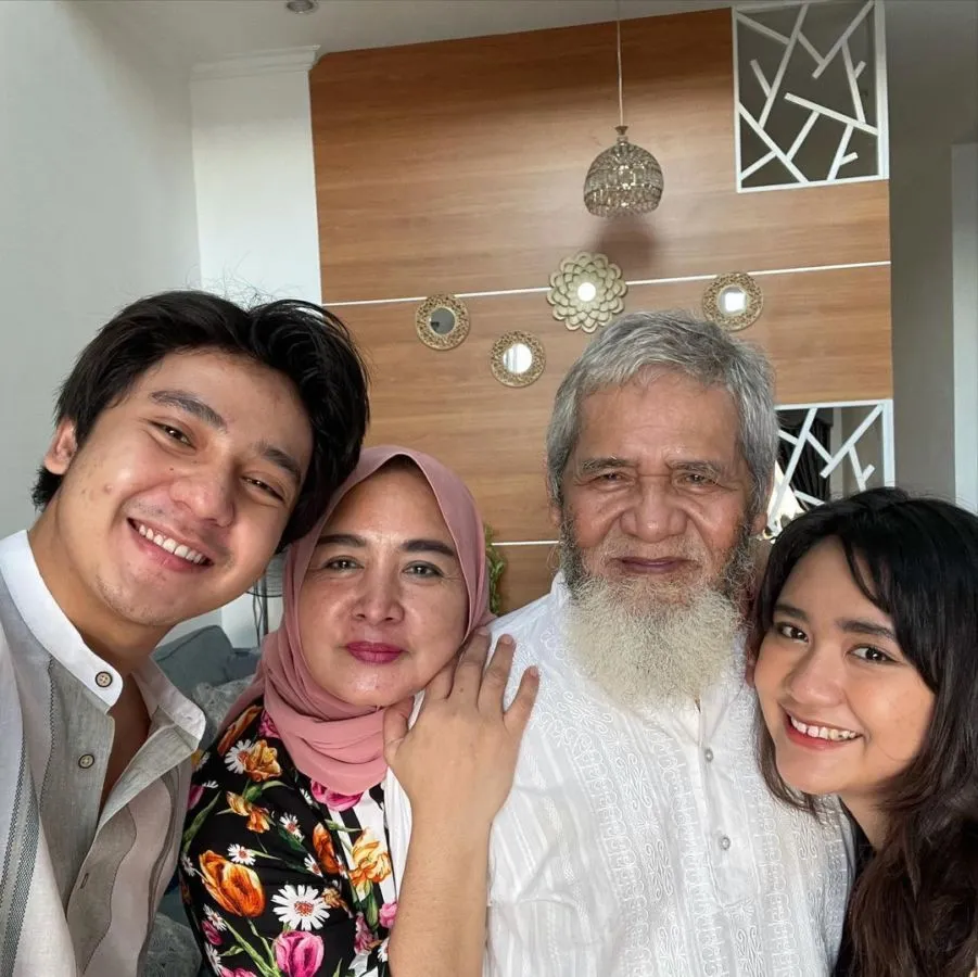 Rasakan Duka Mendalam, 11 Artis ini Kehilangan Orang Tua Akibat Pandemi Covid-19 11