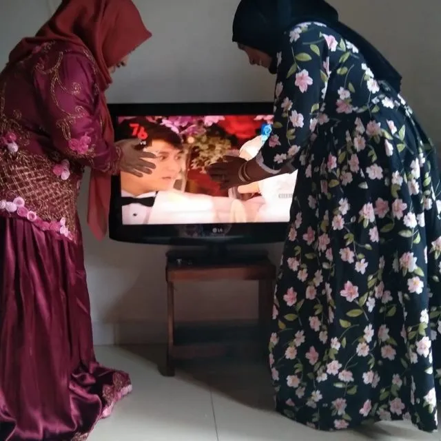 10 Aksi Fans Tonton Acara Pernikahan Lesty Kejora dan Rizky Billar. Bak Kondangan Beneran! 11
