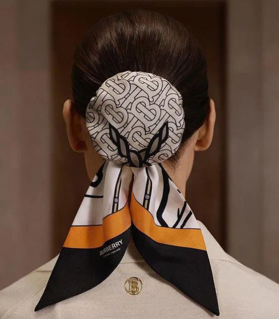 7 Kreasi Aksesori Rambut yang Gemas dari Scarf. Bikin Penampilan Makin Manis dan Stylish! 11
